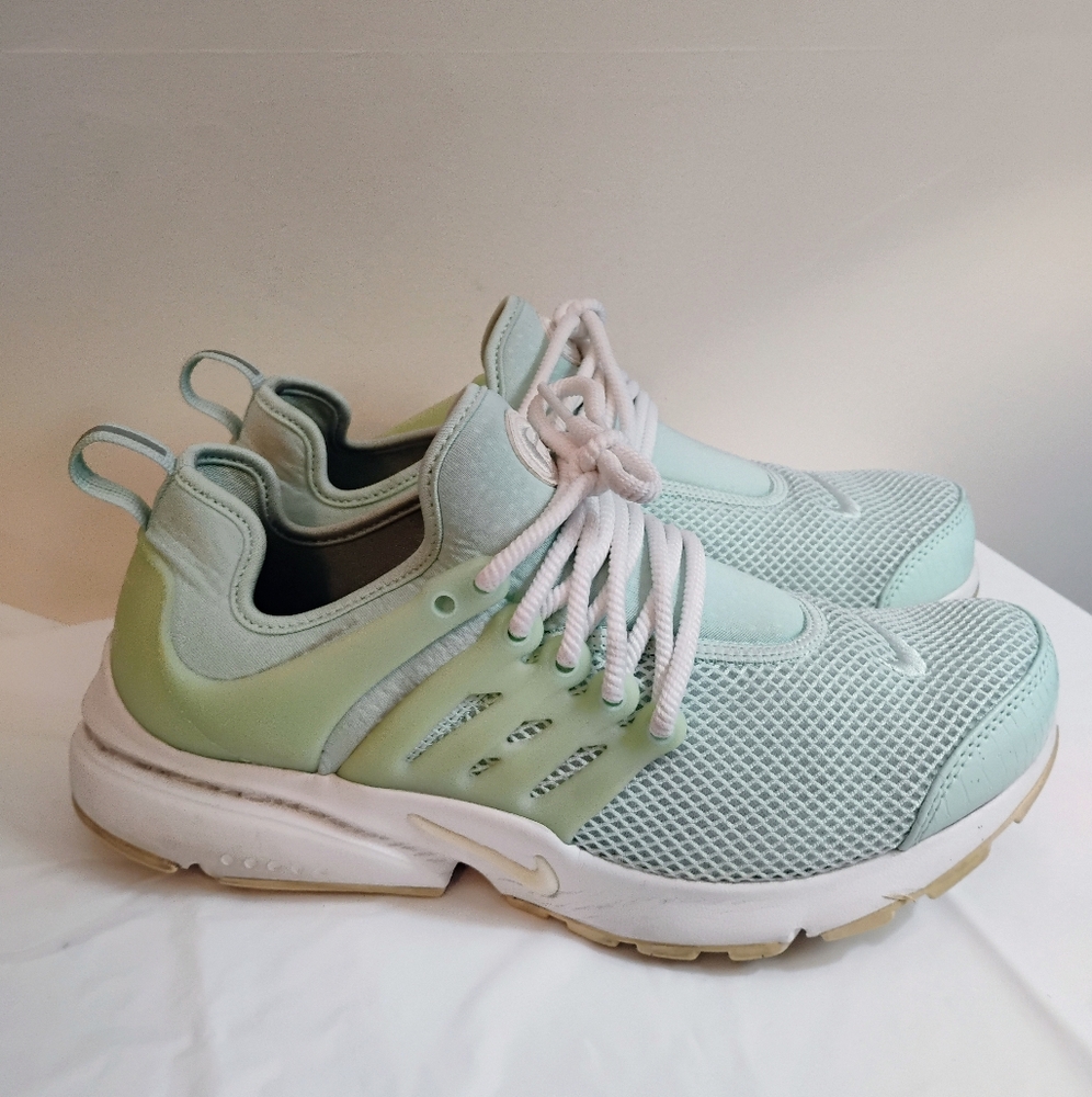 Nike Women's Mint Green Sneakers